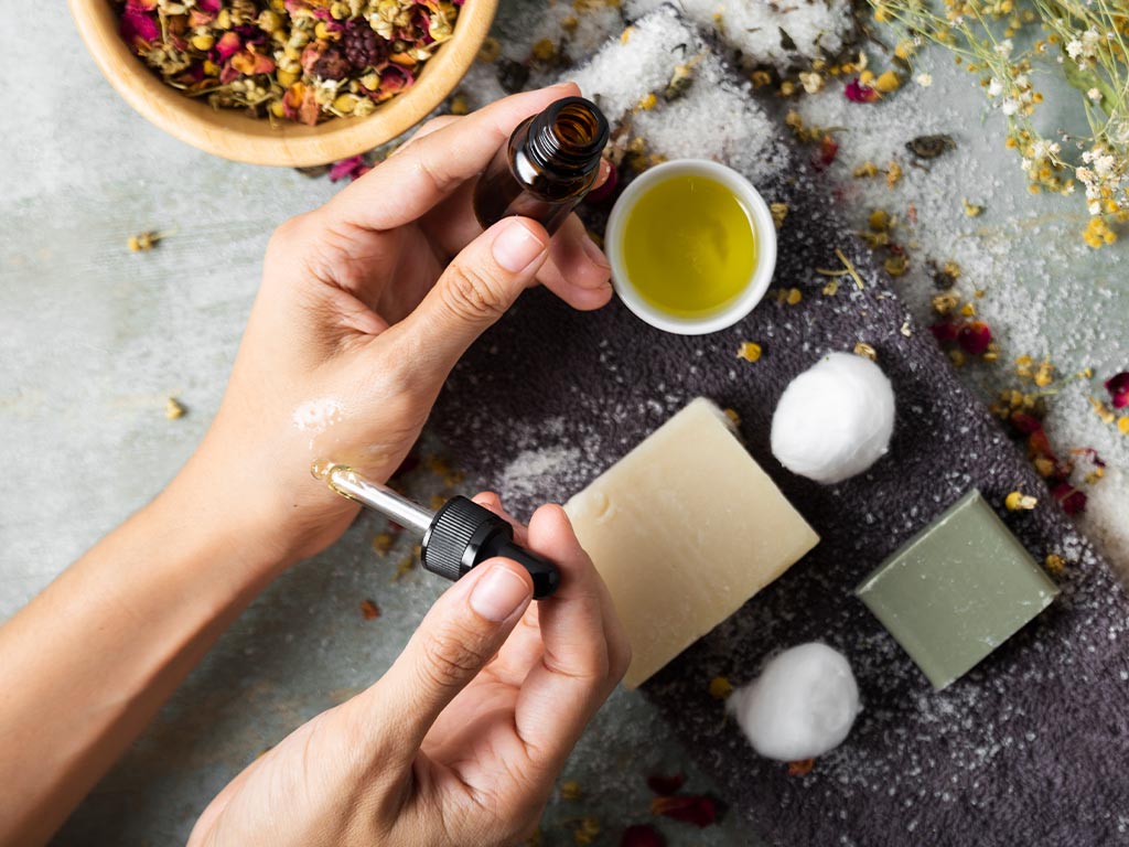 Αιθέρια έλαια: Ιδιότητες και οφέλη για σώμα και πνεύμα